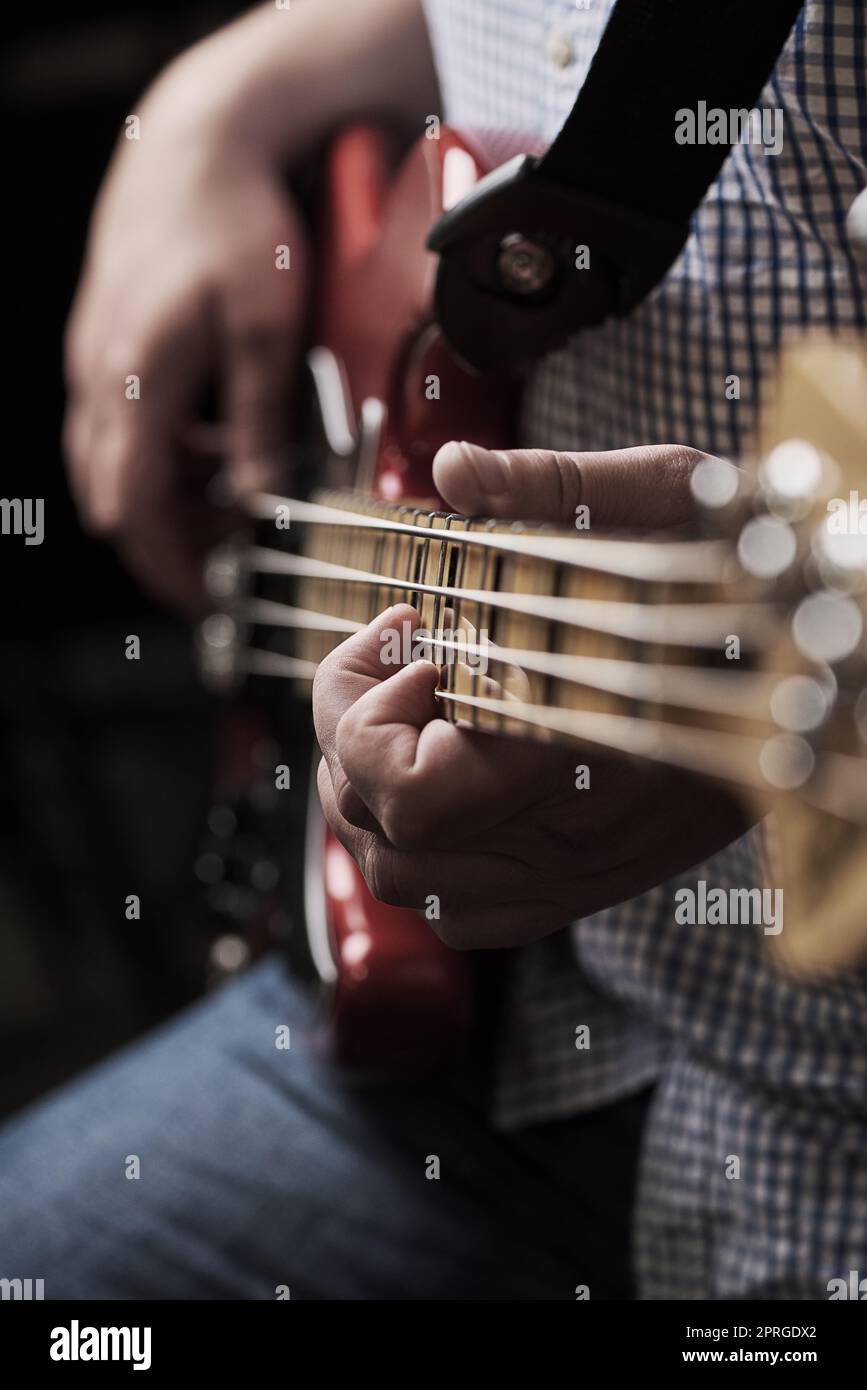 Samedi JAM session. Un homme méconnaissable jouant une guitare électrique à la maison. Banque D'Images