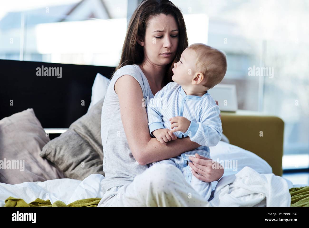 Moments de maternité une mère et son bébé garçon à la maison. Banque D'Images