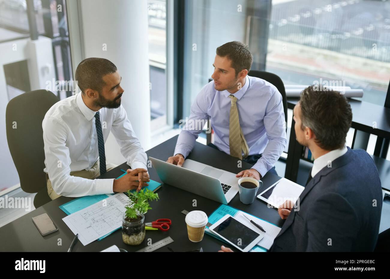 Travailler sur quelque chose de grand. Hommes d'affaires dans une réunion. Banque D'Images