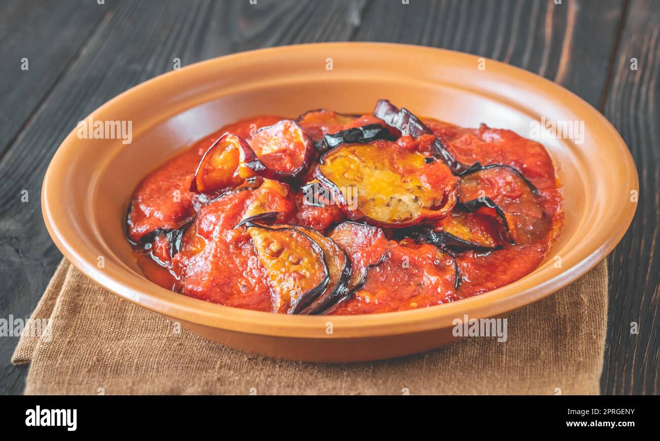 Aubergine frite avec sauce tomate Banque D'Images