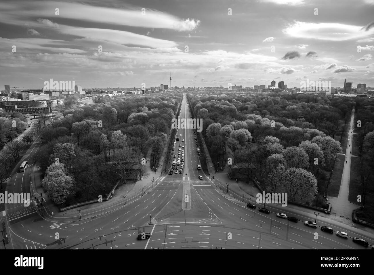 Vue panoramique de la Bundesstraße, l'autoroute fédérale menant à la porte de Brandebourg à Berlin Allemagne en noir et blanc Banque D'Images