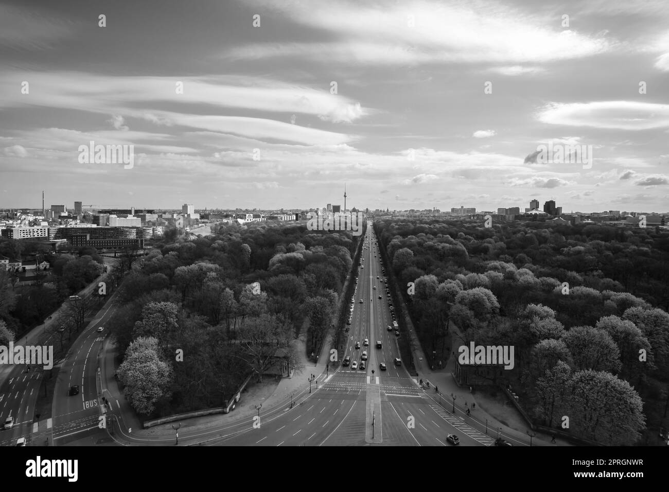 Vue panoramique de la Bundesstraße, l'autoroute fédérale menant à la porte de Brandebourg à Berlin Allemagne en noir et blanc Banque D'Images