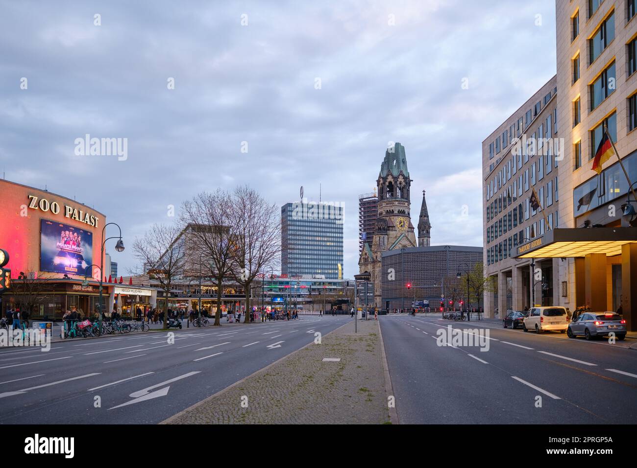 Berlin, Allemagne - 18 avril 2023 : vue sur les rues de Berlin Allemagne, avec les gens, le cinéma, les magasins, les restaurants rapides et les hôtels Banque D'Images
