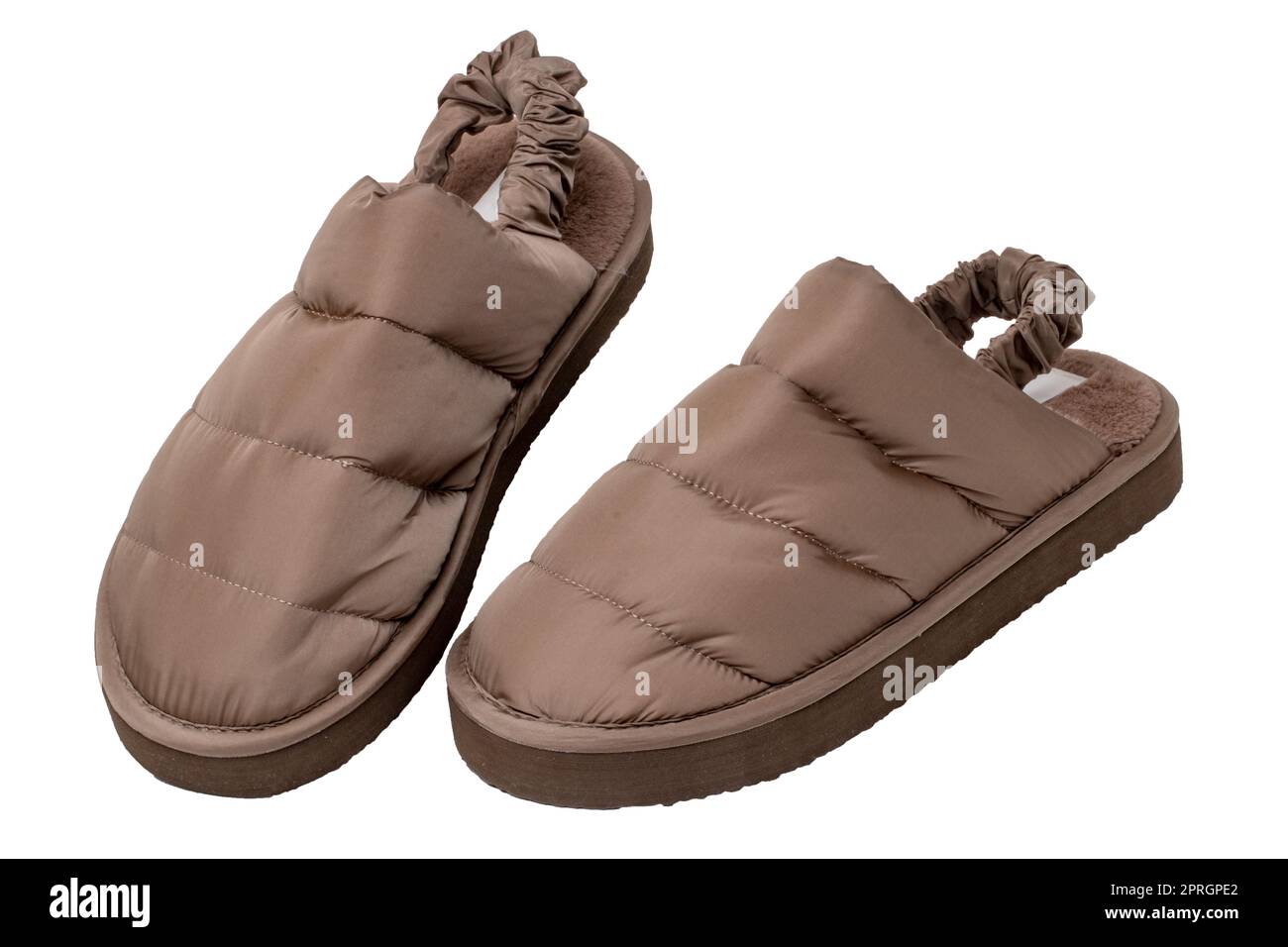 Chaussons isolés. Gros plan d'une paire de chaussons en tissu éponge doux et chaleureux, marron, isolés sur fond blanc. Chaussures pour femmes. Macro. Banque D'Images