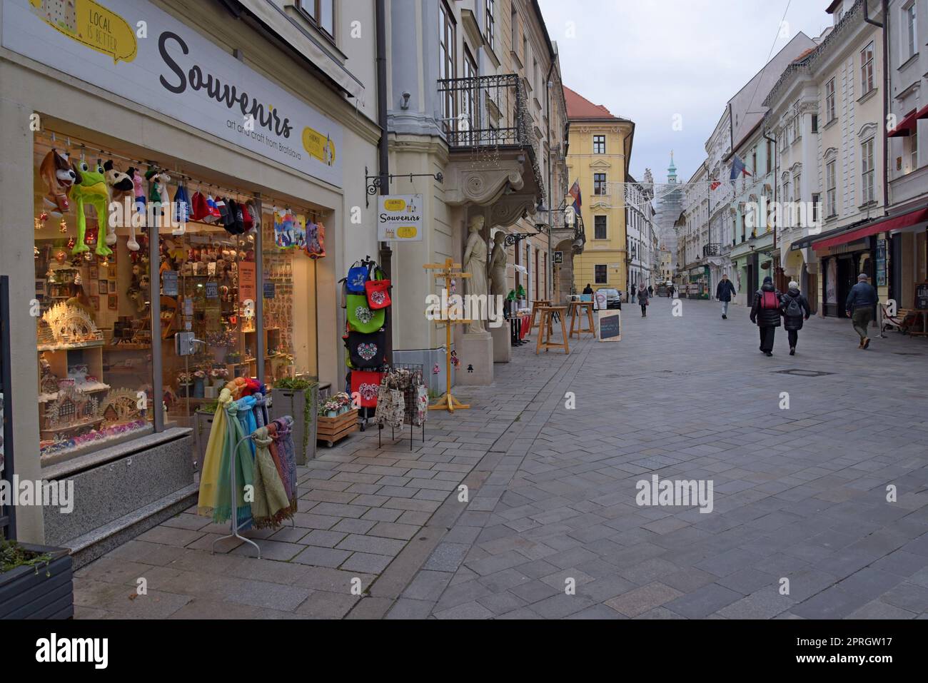 Une boutique de souvenirs touristiques et d'artisanat vendant des cadeaux ethniques dans le vieux quartier de la ville, Bratislava, Slovaquie, novembre 2022 Banque D'Images