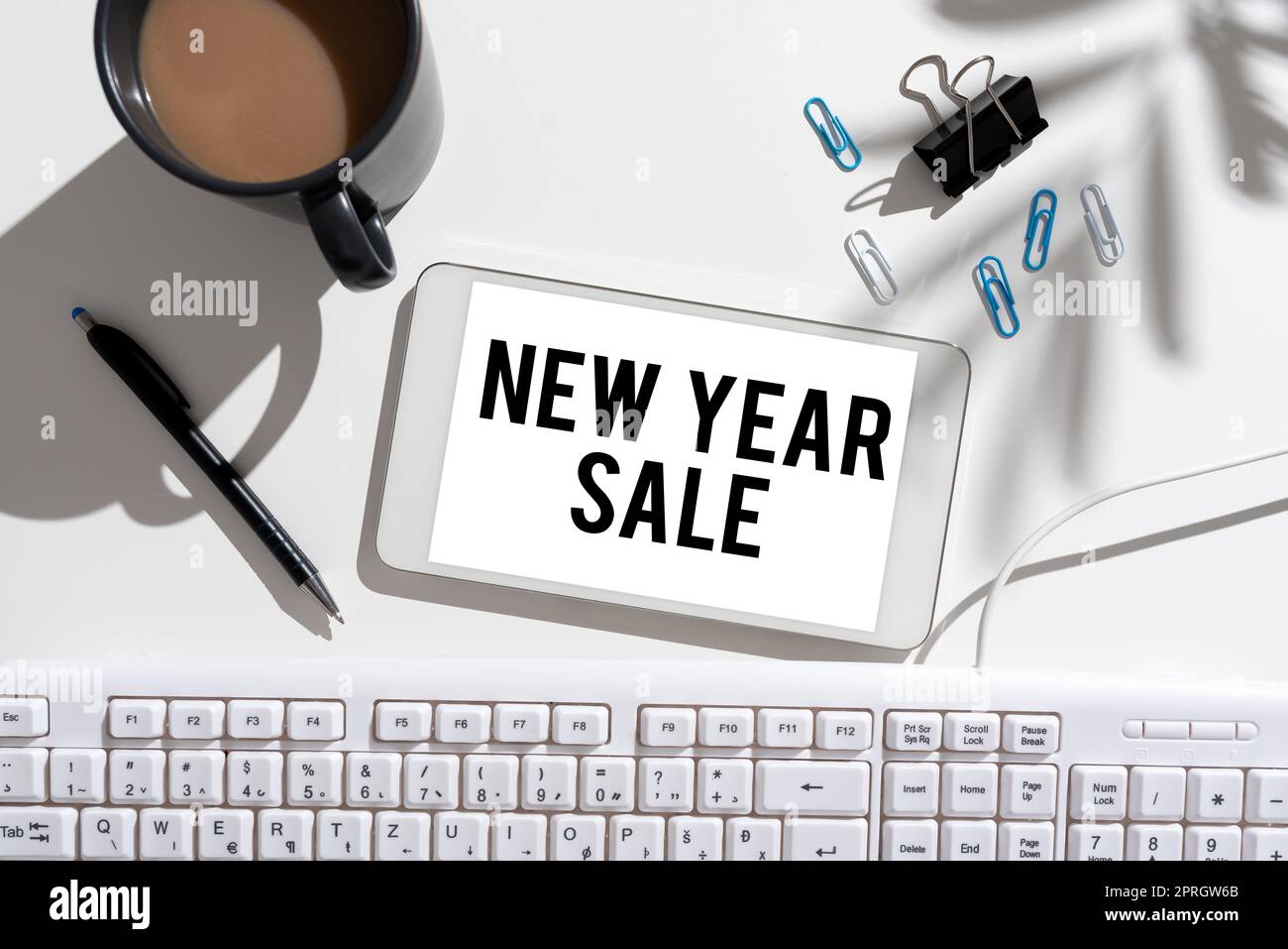 Légende conceptuelle Vente du nouvel an. Business idée réductions finales de vacances réductions de prix offre à l'homme d'affaires en costume tenant une tablette symbolisant un travail d'équipe réussi. Banque D'Images