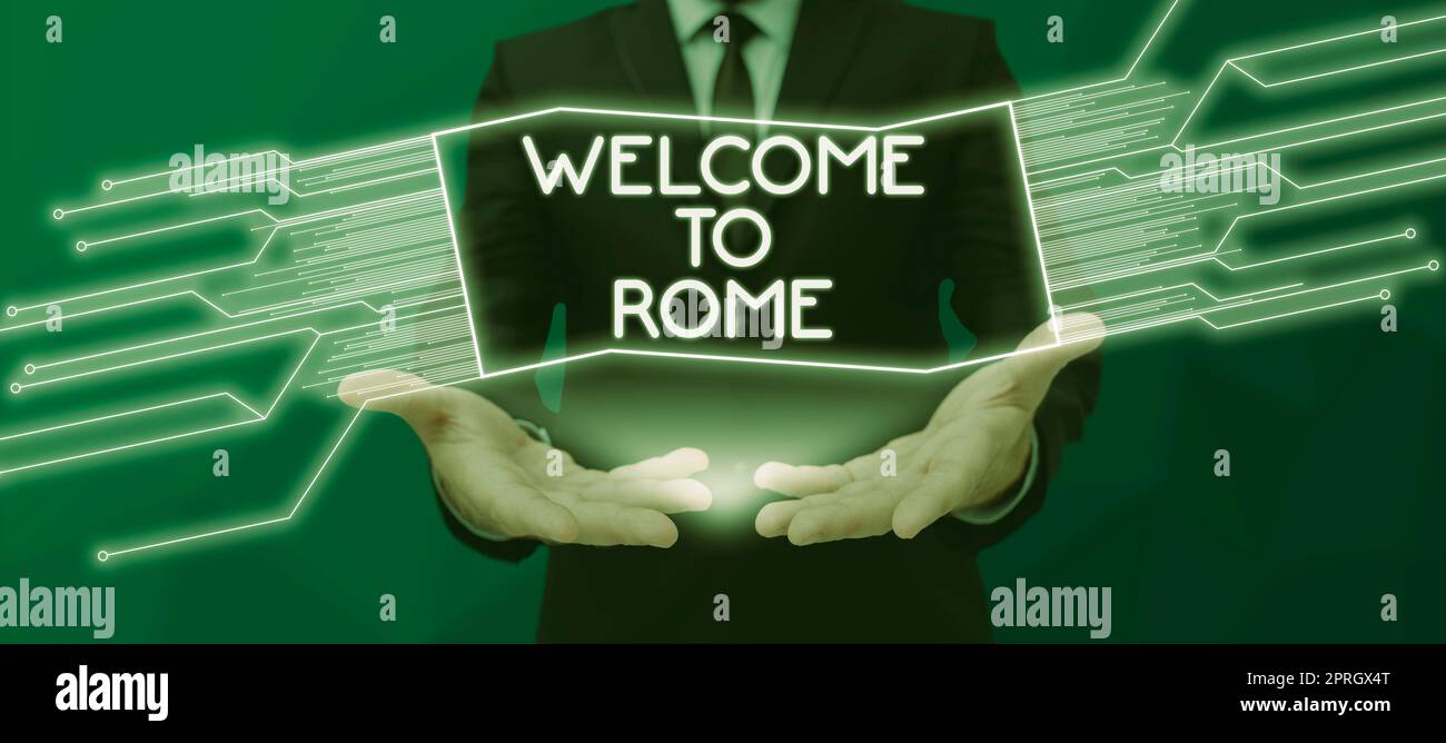 Affiche textuelle indiquant Bienvenue à Rome. Approche commerciale arrivant à la capitale de l'Italie connaître d'autres cultures Femme d'affaires tenant Marker d'une main et pointant des idées importantes. Banque D'Images