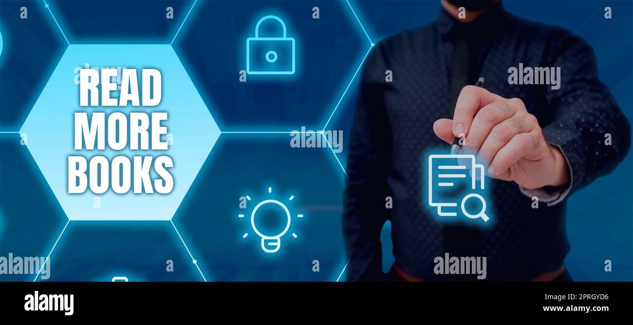 Affiche Lire plus de livres. Mot écrit sur augmenter votre niveau d'éducation Obtenez des connaissances supplémentaires homme d'affaires portant le casque de réalité virtuelle et appréciant le simulateur. Banque D'Images