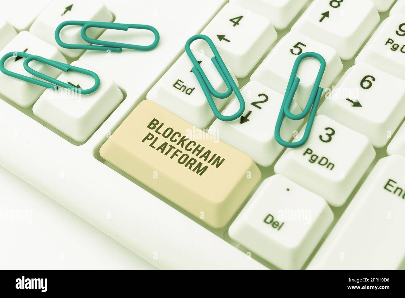 Affiche présentant la plate-forme blockchain. Mot pour l'échange numérique de crypto-monnaie sur l'espace virtuel le papier enveloppe sous le papier avec message important. Banque D'Images
