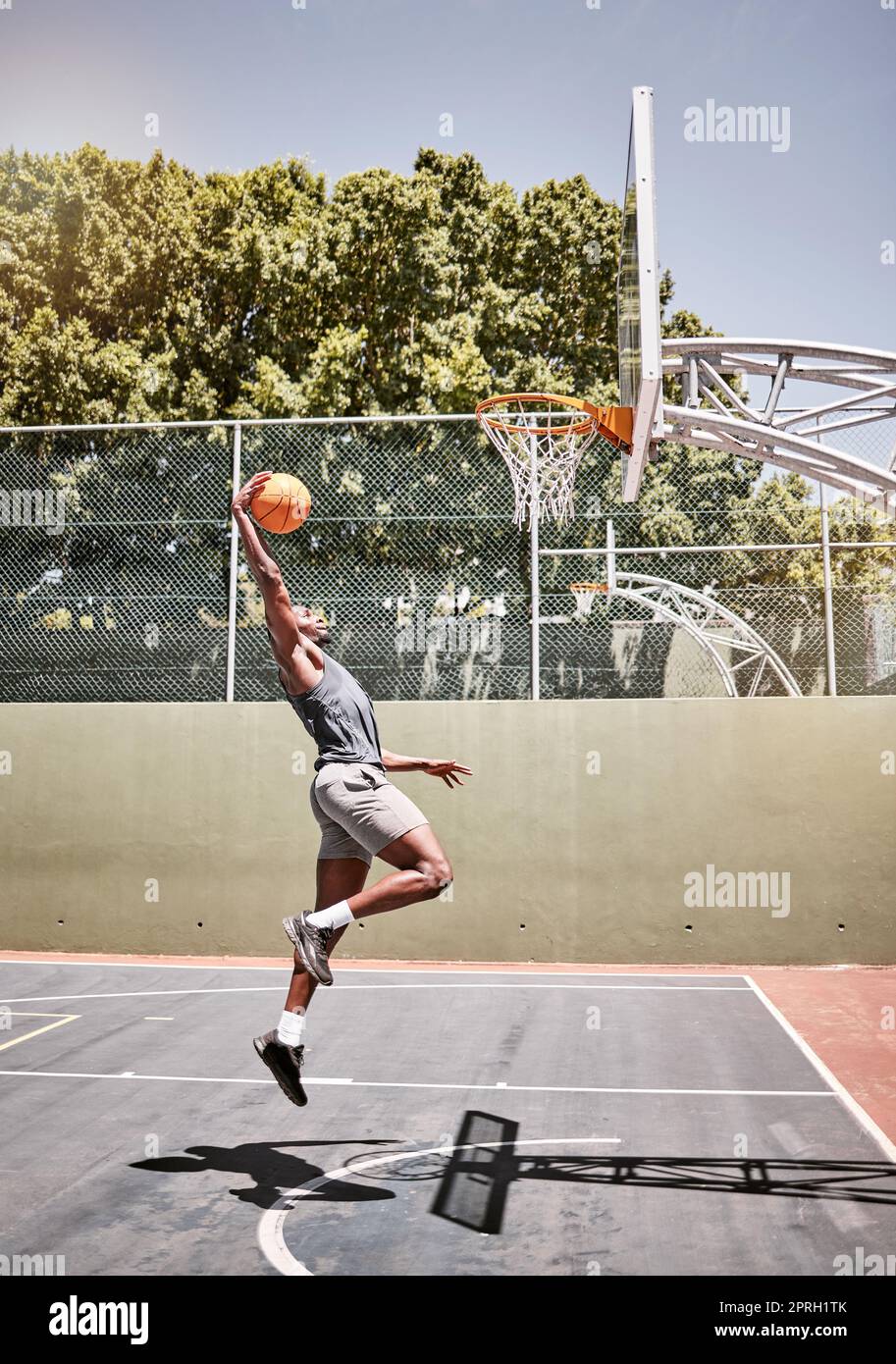 Basket-ball, sports et saut avec l'homme sur le terrain jouant des jeux  pour la forme physique, l'entraînement et la santé. Énergie, exercice et  entraînement avec un joueur de basket-ball dans o Photo