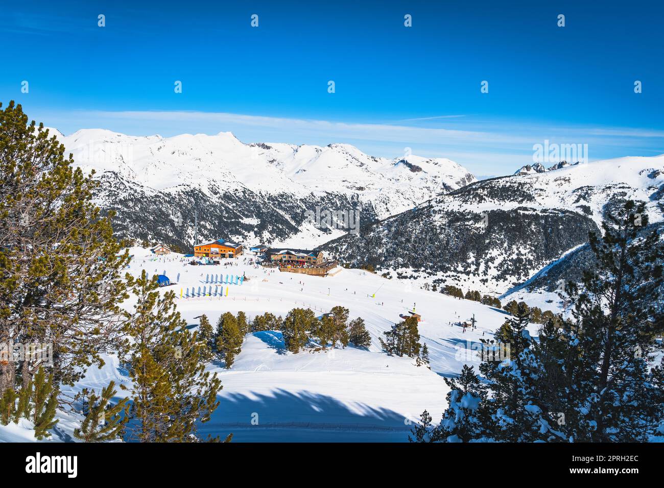 Les gens, les familles, les skieurs et les snowboarders se détendent et s'amusent en hiver au centre de ski de Soldeu, Grandvalira, Andorre, Pyrénées Banque D'Images