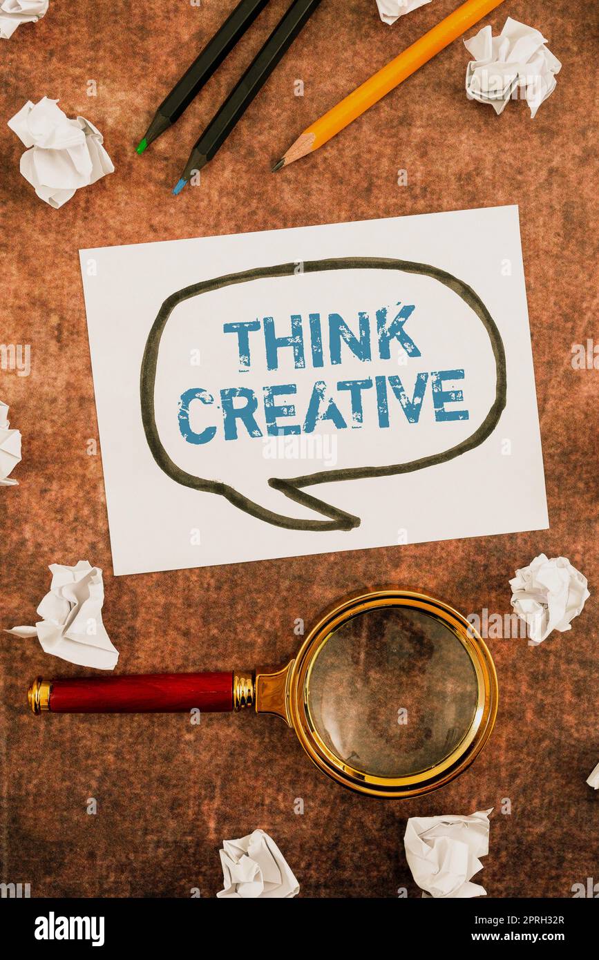 Texte d'écriture think CreativeLa capacité de percevoir des motifs qui ne sont pas évidents. Photo conceptuelle la capacité de percevoir des modèles qui ne sont pas évidentes Businesswoman tenant la bulle de parole avec des messages importants. Banque D'Images