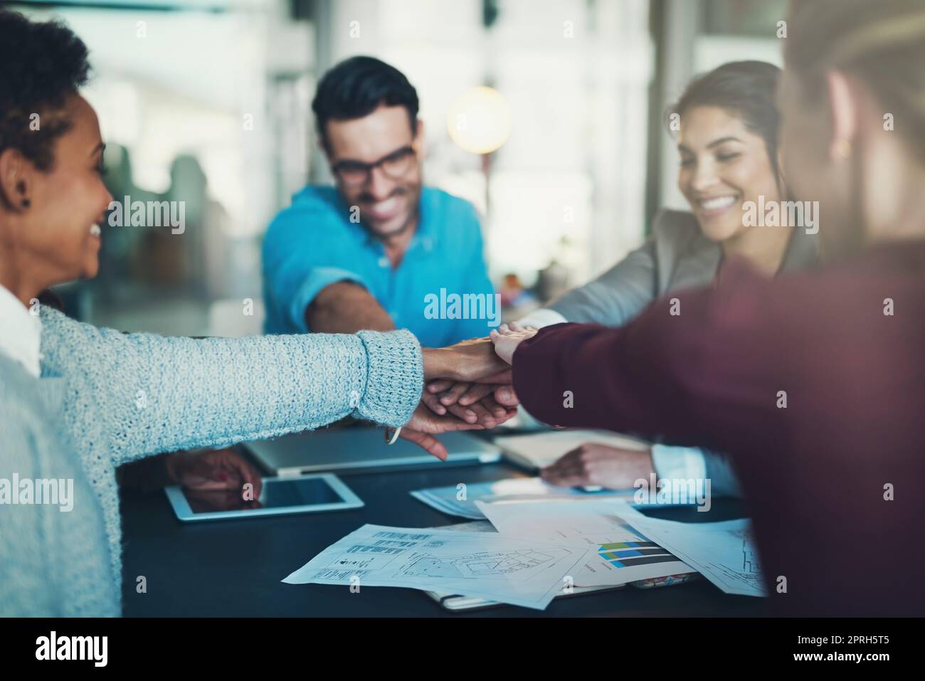 L'équipe de rêve. Un groupe de gens d'affaires avec leurs mains dans un caucus pendant une réunion. Banque D'Images