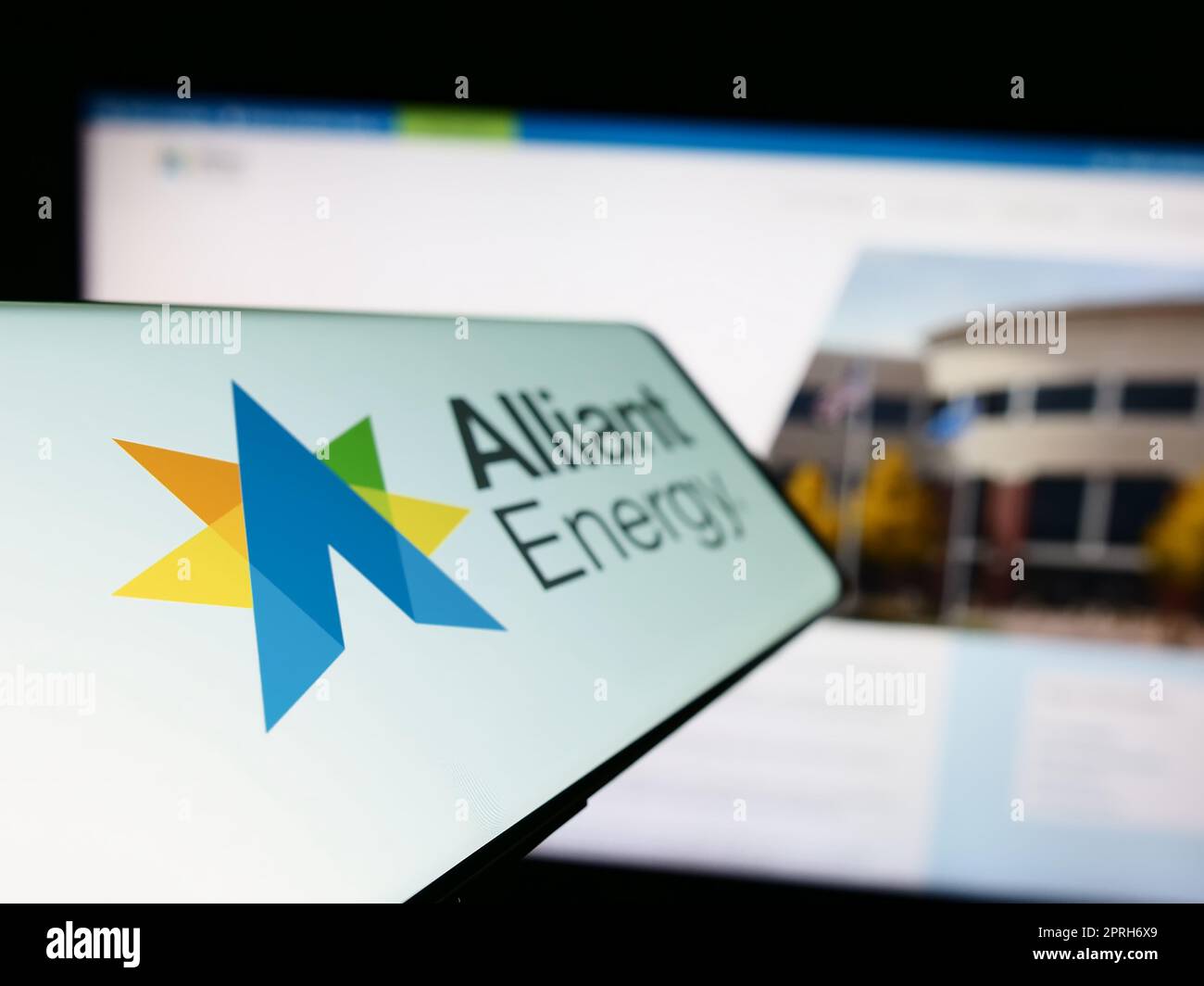 Téléphone mobile avec logo de la société américaine alliant Energy Corporation à l'écran devant le site Web des entreprises. Mise au point à gauche de l'écran du téléphone. Banque D'Images