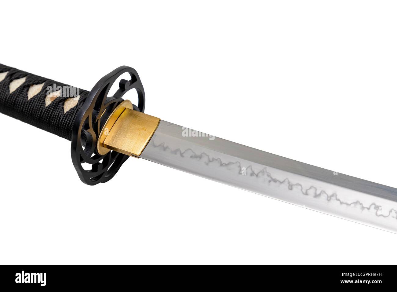 Le collier 'habaki' est en laiton poli. Il est à la base d'une lame d'épée japonaise avec un motif ondulé sur la partie vive. Isolé sur un coup Banque D'Images