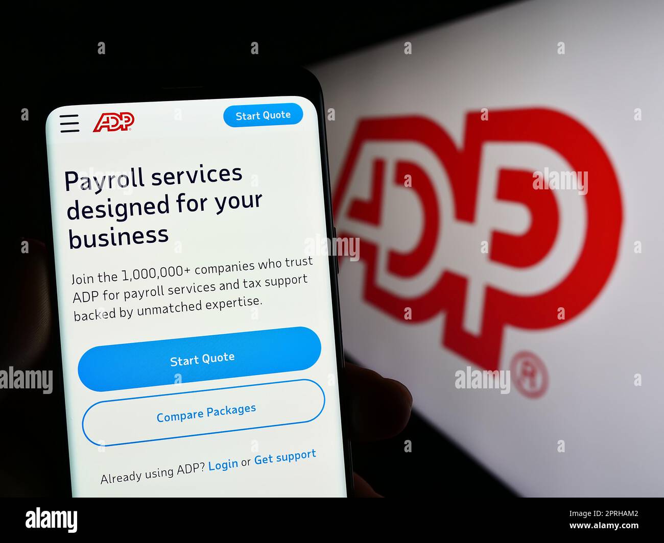 Personne détenant un smartphone avec la page Web de la société Automatic Data Processing Inc. (ADP) à l'écran avec logo. Concentrez-vous sur le centre de l'écran du téléphone. Banque D'Images