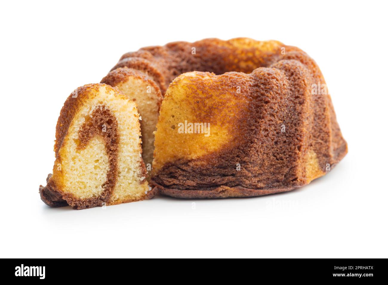 Génoise douce. Gâteau Bundt isolé sur fond blanc. Banque D'Images