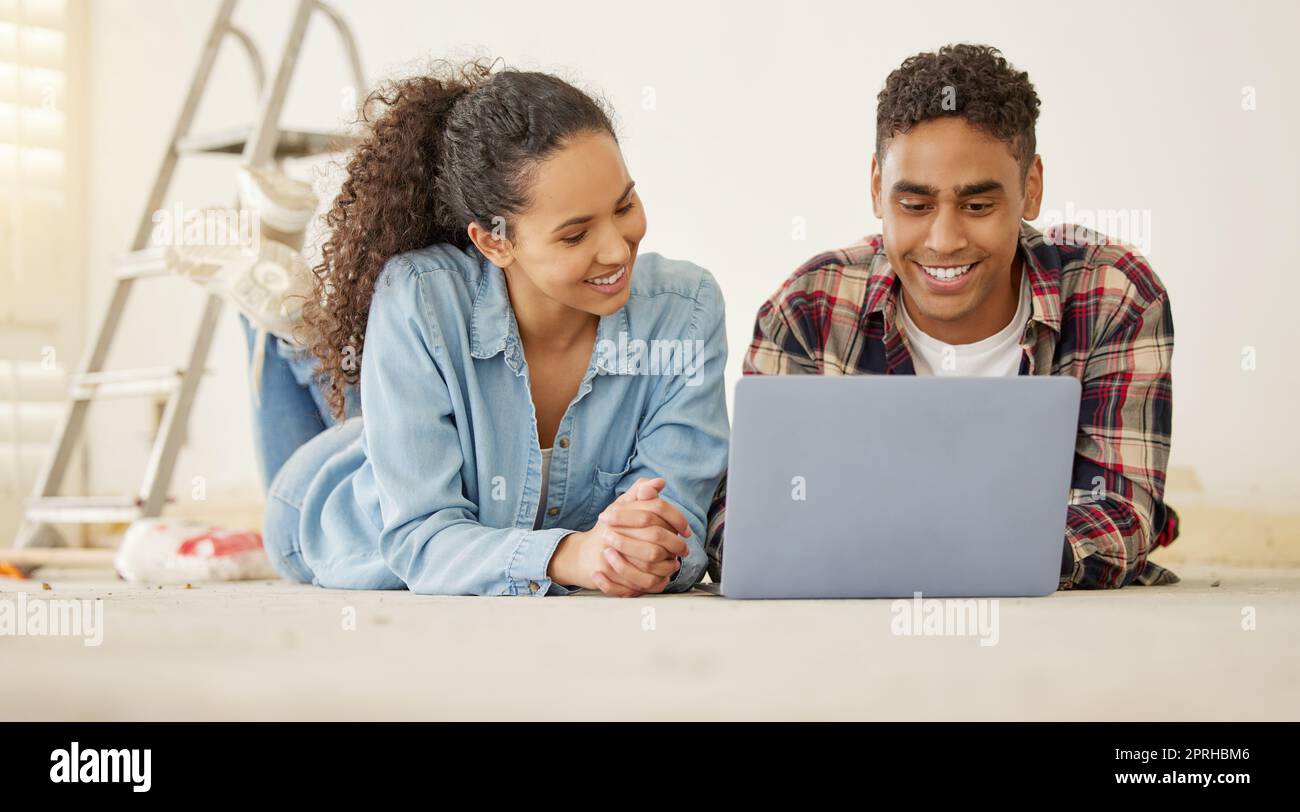 Maison, design intérieur et couple sur ordinateur portable travaillant sur la rénovation, planification de la conception créative pour la maison salon. Portrait d'un jeune homme et d'une jeune femme dans un bâtiment ou dans la construction d'une nouvelle propriété Banque D'Images