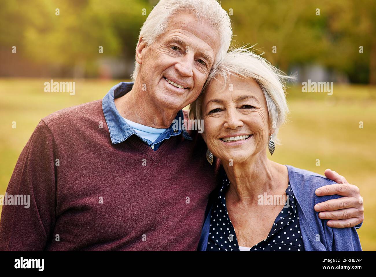 Notre relation continue à s'améliorer. Portrait d'un couple aîné heureux dans le parc. Banque D'Images