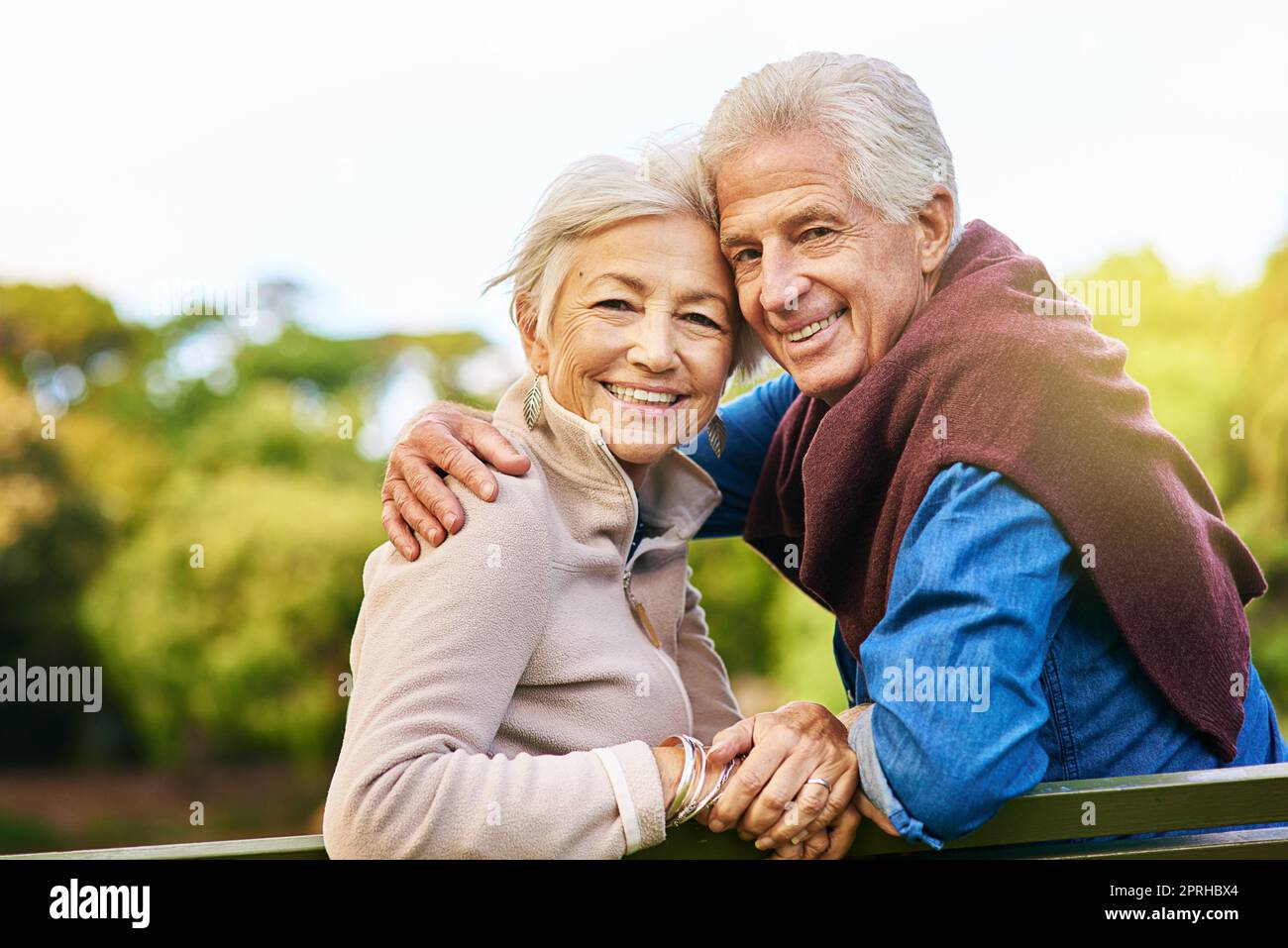Vous rappeler ce que l'amour est tout. Portrait d'un heureux couple senior assis sur un banc de parc. Banque D'Images