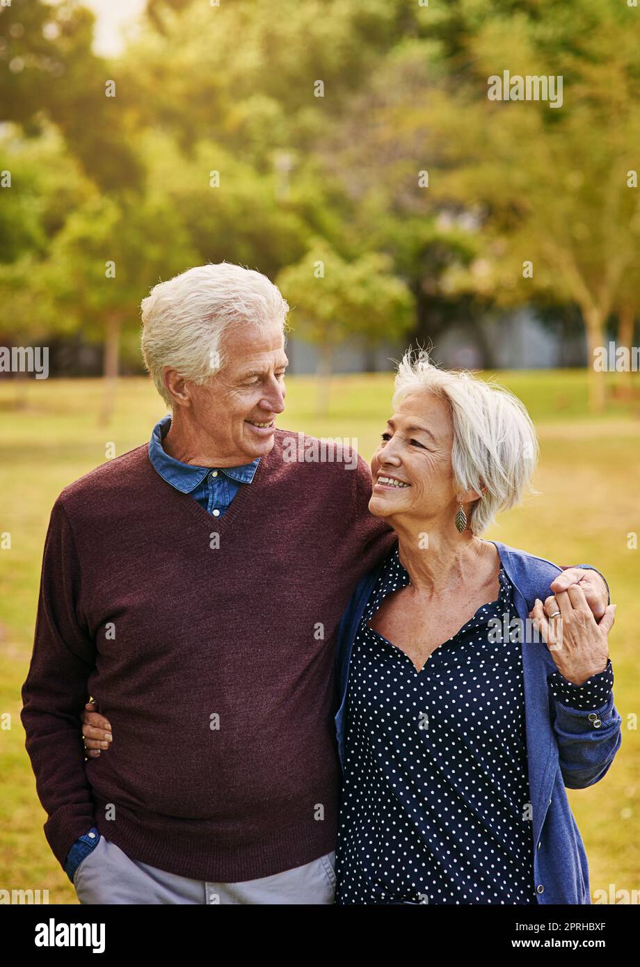 Tous les jours est une bénédiction avec vous. Un heureux couple senior dans le parc. Banque D'Images