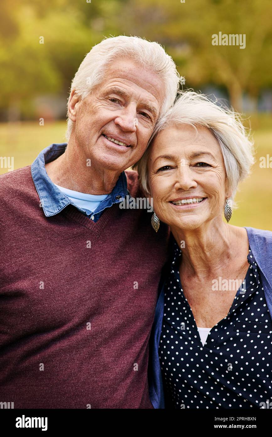 Côte à côte à travers les jours de leur vie. Portrait d'un couple aîné heureux dans le parc. Banque D'Images