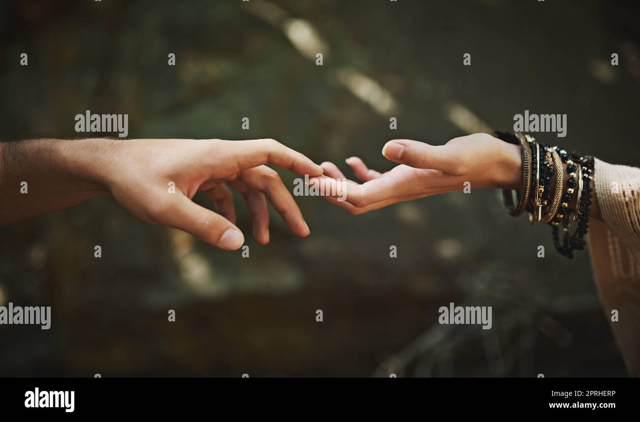 La puissance du toucher. Un couple se touchant les autres doigts. Banque D'Images
