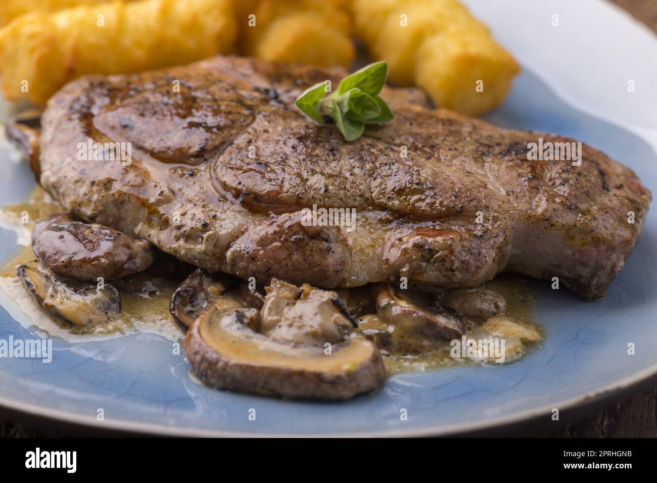 steak de porc sur sauce aux champignons Banque D'Images