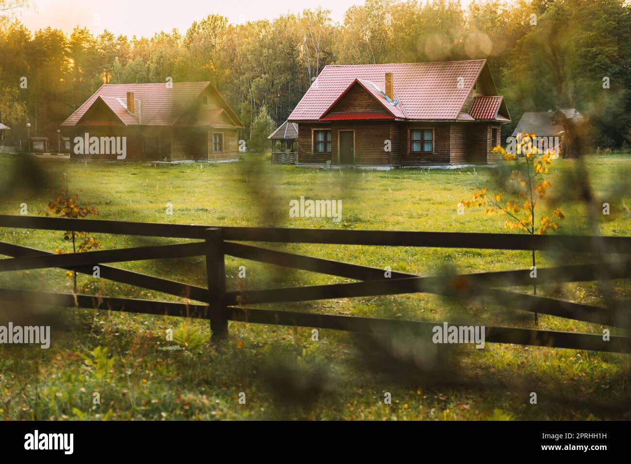 Berezinsky, Réserve de biosphère, Bélarus. Maisons d'hôtes touristiques biélorusses traditionnelles dans le paysage du début de l'automne. Lieu populaire pour le repos et l'Eco-tourisme actif en Biélorussie Banque D'Images