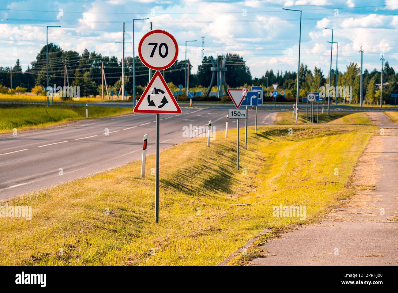 Limite de vitesse avec l'autoroute 70, rond-point devant des panneaux routiers Banque D'Images