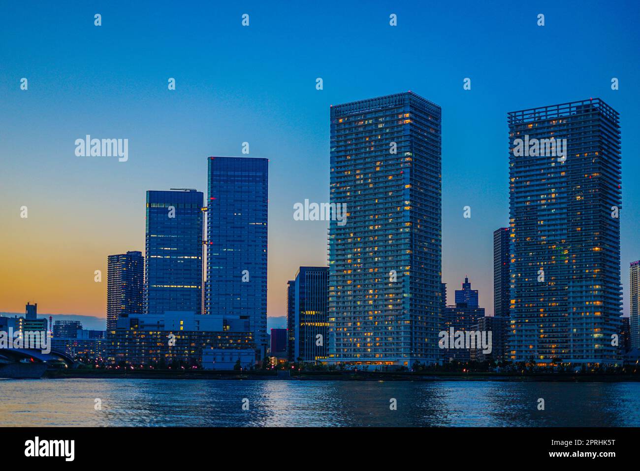 Groupe d'appartements en hauteur de Chuo-ku, Tokyo et le soir Banque D'Images