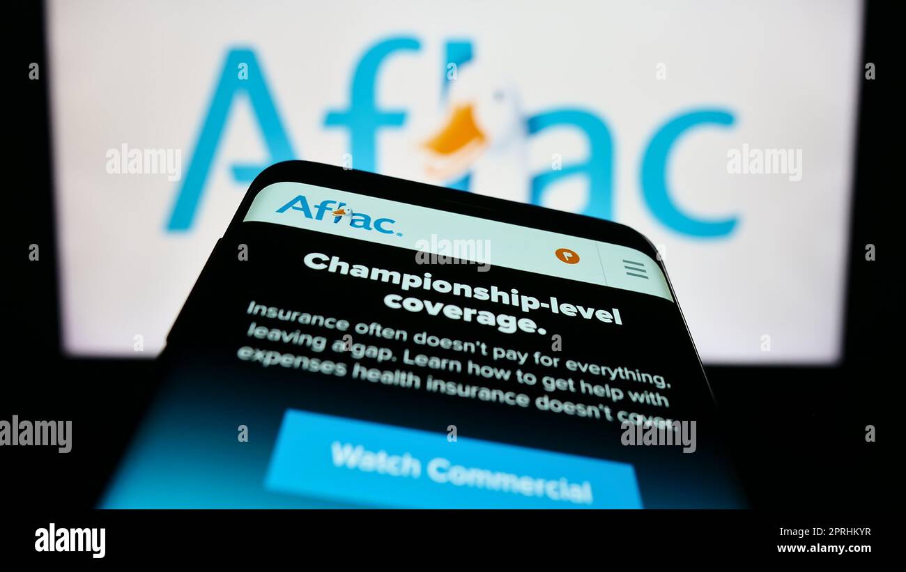 Téléphone mobile avec le site Web de la compagnie d'assurance américaine Aflac Inc. À l'écran devant le logo de l'entreprise. Faites la mise au point dans le coin supérieur gauche de l'écran du téléphone. Banque D'Images
