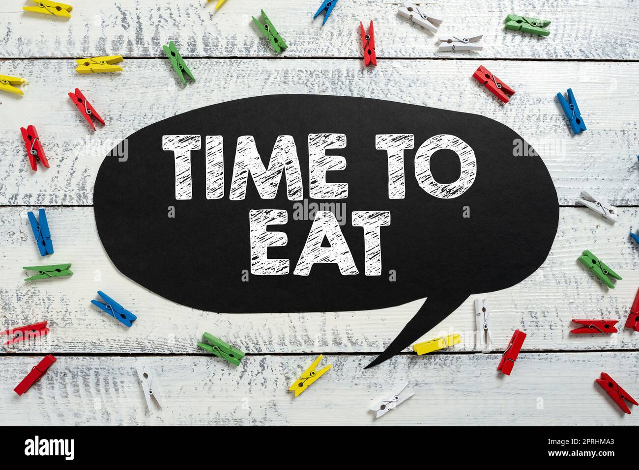 Affichage conceptuel du temps à manger. Vue d'ensemble des affaires moment idéal pour déguster un repas déjeuner dîner bonne cuisine affamée Banque D'Images