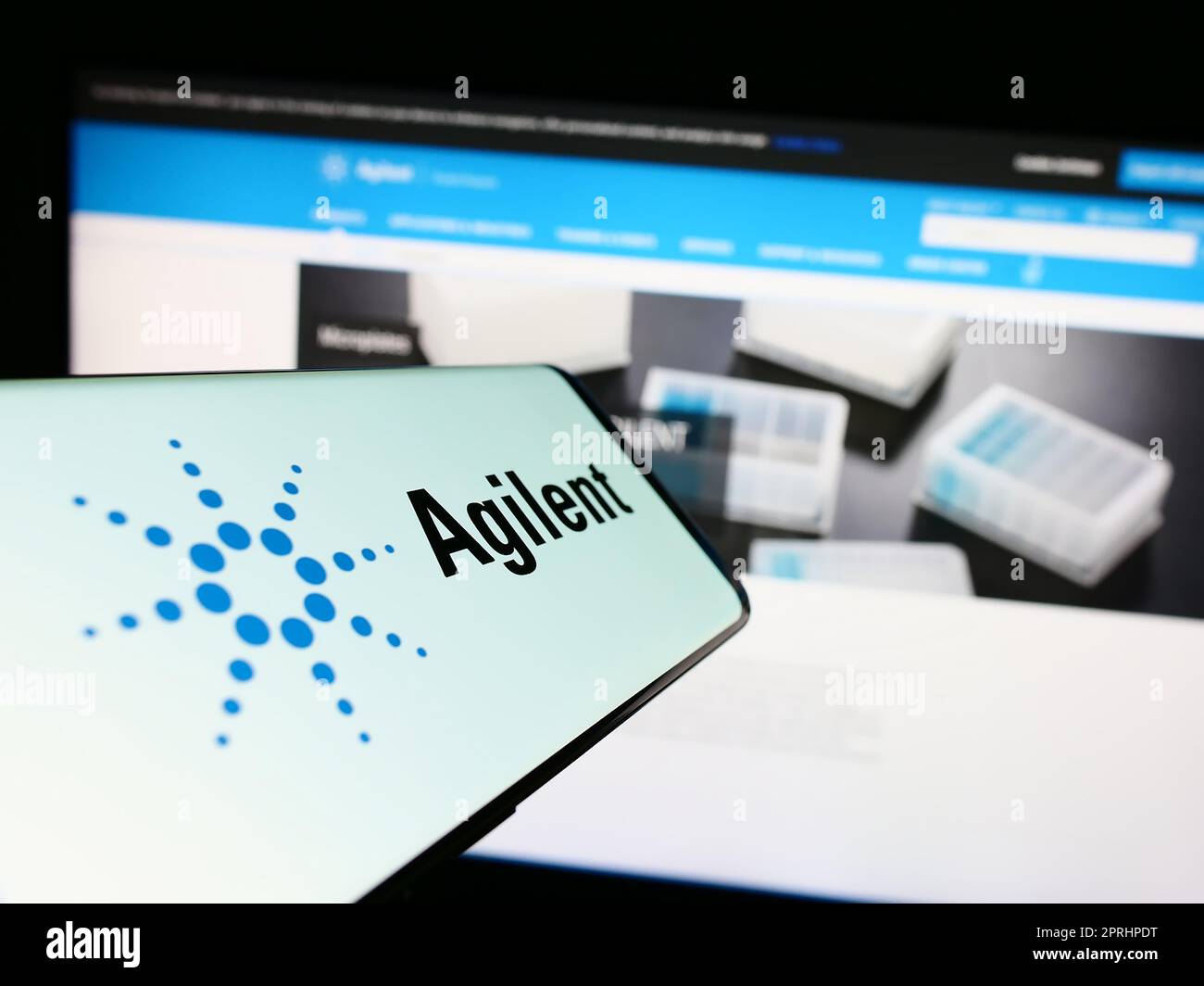 Smartphone avec logo de la société américaine Agilent technologies Inc. Affiché à l'écran devant le site Web. Effectuez la mise au point au centre-droit de l'écran du téléphone. Banque D'Images