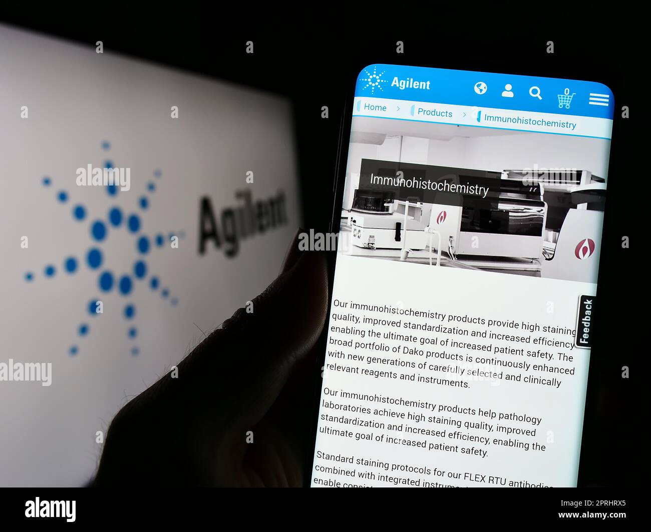 Personne tenant un téléphone portable avec la page Web de la société américaine Agilent technologies Inc. À l'écran devant le logo. Concentrez-vous sur le centre de l'écran du téléphone. Banque D'Images