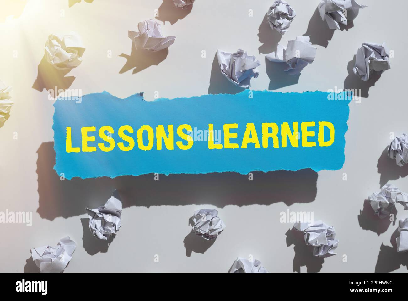 Signe d'écriture à la main leçons LearnedPromote partager et utiliser les connaissances issues de l'expérience. Photo conceptuelle promouvoir partager et utiliser les connaissances issues de l'expérience Banque D'Images