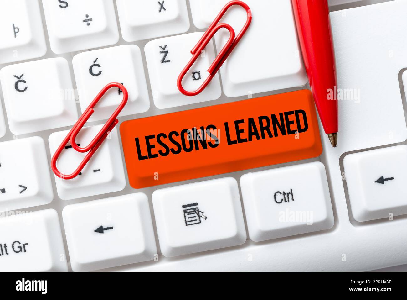 Écrire affichage de texte leçons LearnedPromote partager et utiliser les connaissances issues de l'expérience. Concept d'entreprise promouvoir le partage et l'utilisation des connaissances issues de l'expérience Banque D'Images