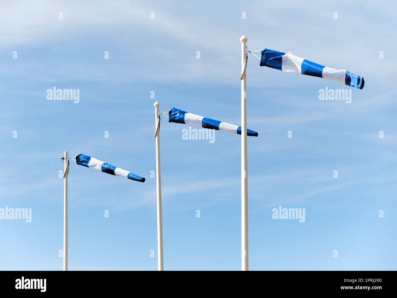 Trois chaussettes à vent indiquant la direction et la vitesse du vent à l'aéroport Banque D'Images