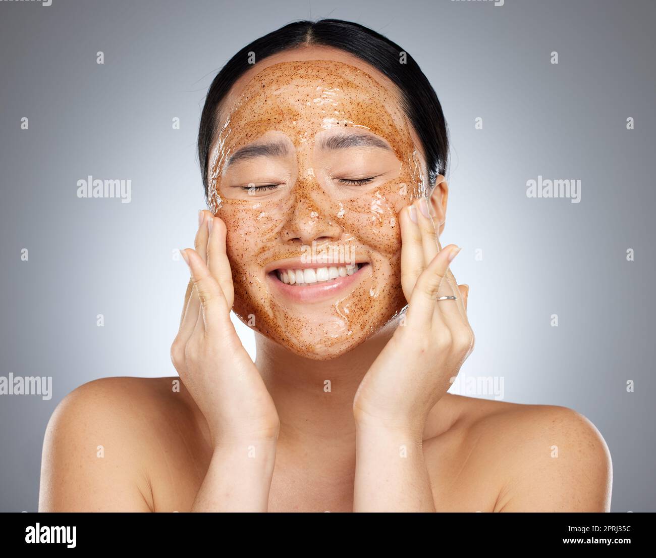 Soin du visage, produit et femme masque cosmétique nettoyage peau lisse et  douce en studio asiatique. Modèle de beauté décontracté, souriant et  heureux peeling a Photo Stock - Alamy
