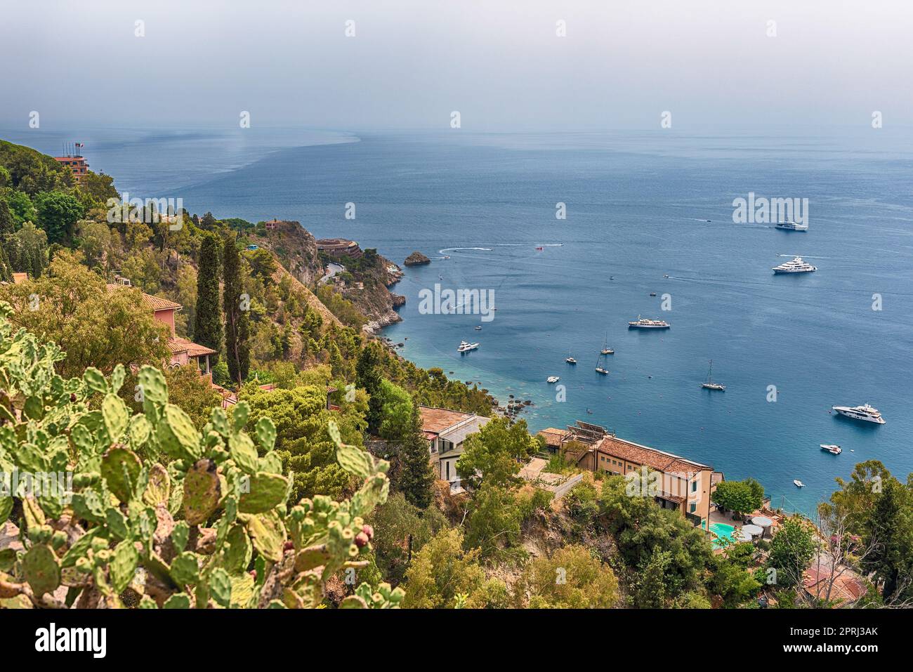 Vue aérienne sur le front de mer pittoresque de Taormina, Sicile, Italie Banque D'Images