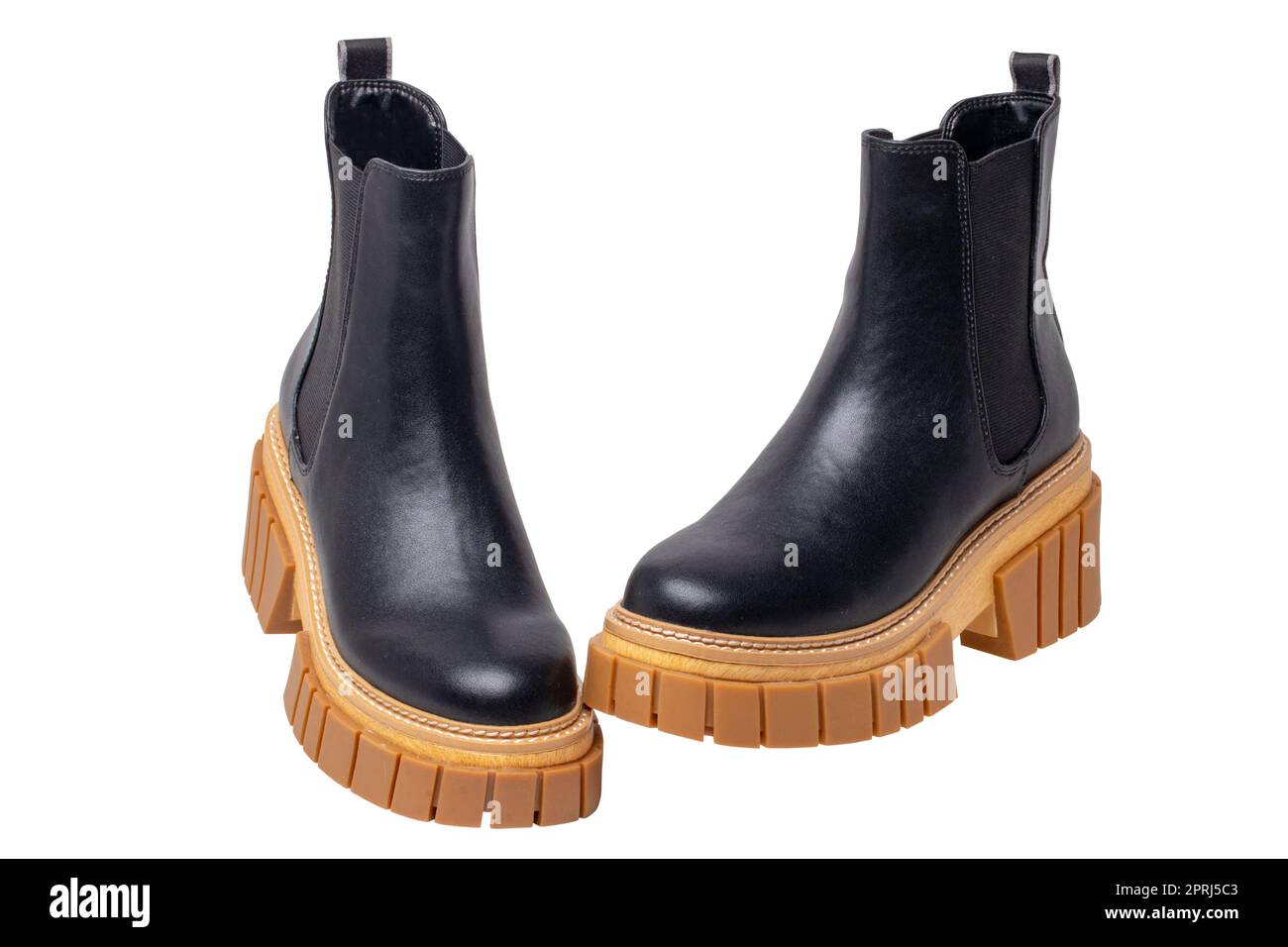 Chaussures Chelsea pour femmes. Gros plan d'une paire de chaussures chelsea en cuir noir pour femmes avec talons hauts isolées sur fond blanc. Masque. Chaussures d'annonce de mode. Banque D'Images
