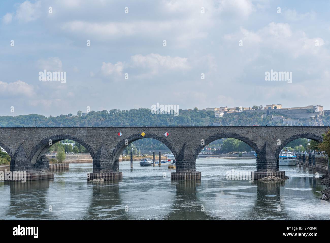 Vue sur le pont historique appelé Balduinbruecke dans la ville allemande de Koblenz Banque D'Images