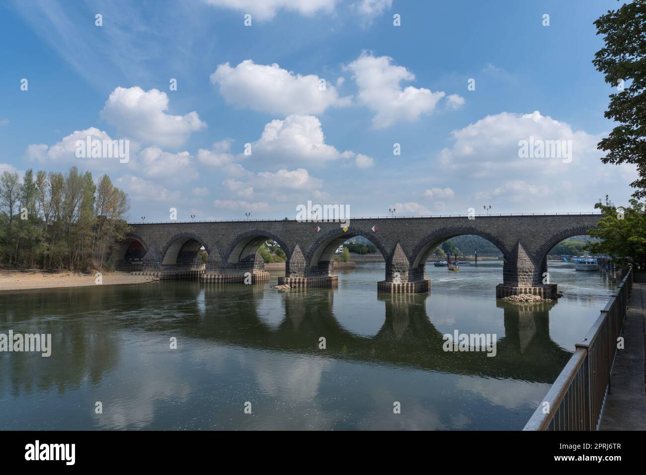 Vue sur le pont historique appelé Balduinbruecke dans la ville allemande de Koblenz Banque D'Images