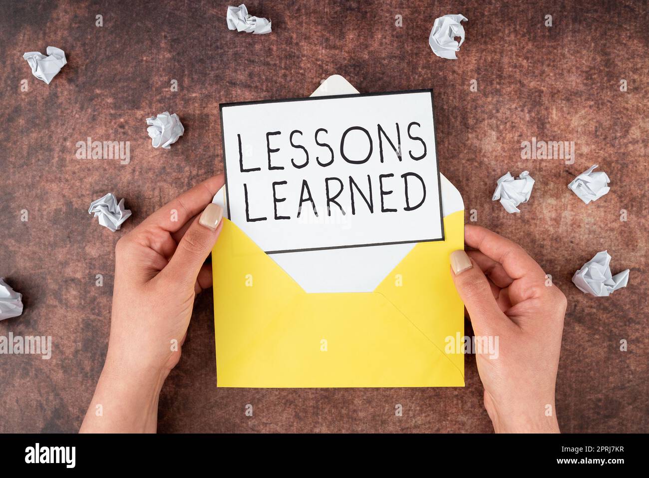 Texte montrant l'inspiration leçons LearnedPromote partager et utiliser les connaissances issues de l'expérience. Vitrine d'affaires promouvoir partager et utiliser les connaissances issues de l'expérience Banque D'Images