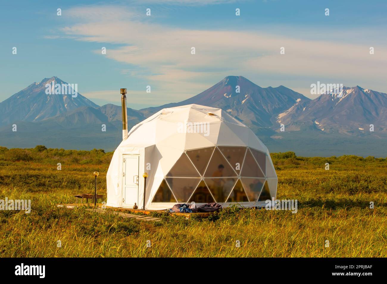 Glamping House et volcan, paysage rural, maisons de tente dans la péninsule de Kamchatka.Mise au point sélective. Banque D'Images