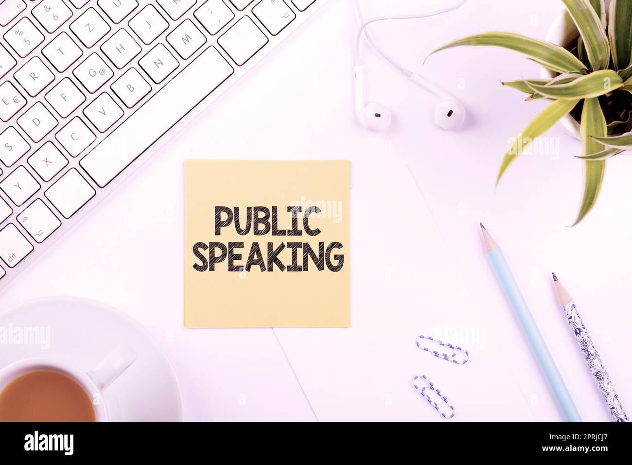 Légende du texte présentant les personnes parlants en public dans sujet Présentation de la conférence. Photo conceptuelle en train de parler de la scène dans le sujet Présentation de la conférence nouvelles idées sur des morceaux de papier sur le bureau avec des écouteurs et une boisson chaude. Banque D'Images