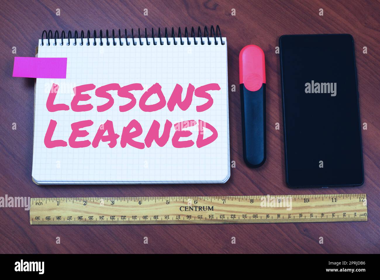 Signe d'écriture à la main leçons LearnedPromote partager et utiliser les connaissances issues de l'expérience. Mot écrit sur promouvoir partager et utiliser les connaissances issues de l'expérience Banque D'Images