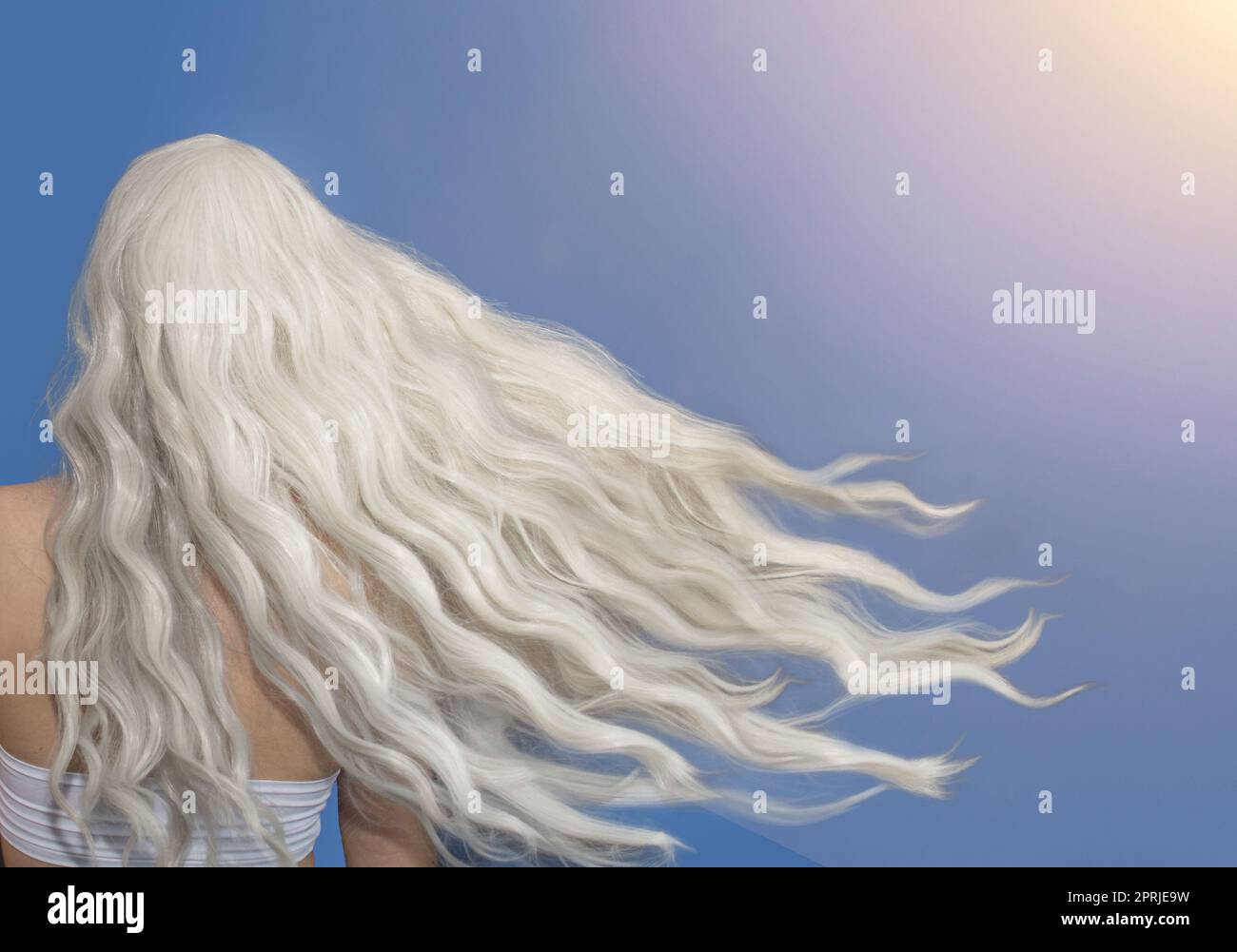 de longs cheveux blonds flottent dans le vent, sur le fond du ciel et du soleil Banque D'Images