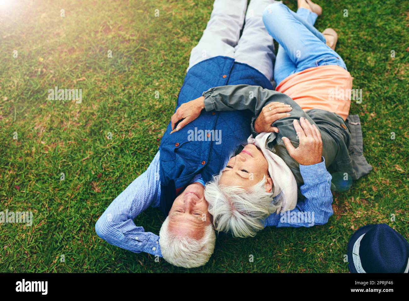 Des soulmates pour la vie. Un couple senior qui profite de la journée ensemble dans un parc. Banque D'Images