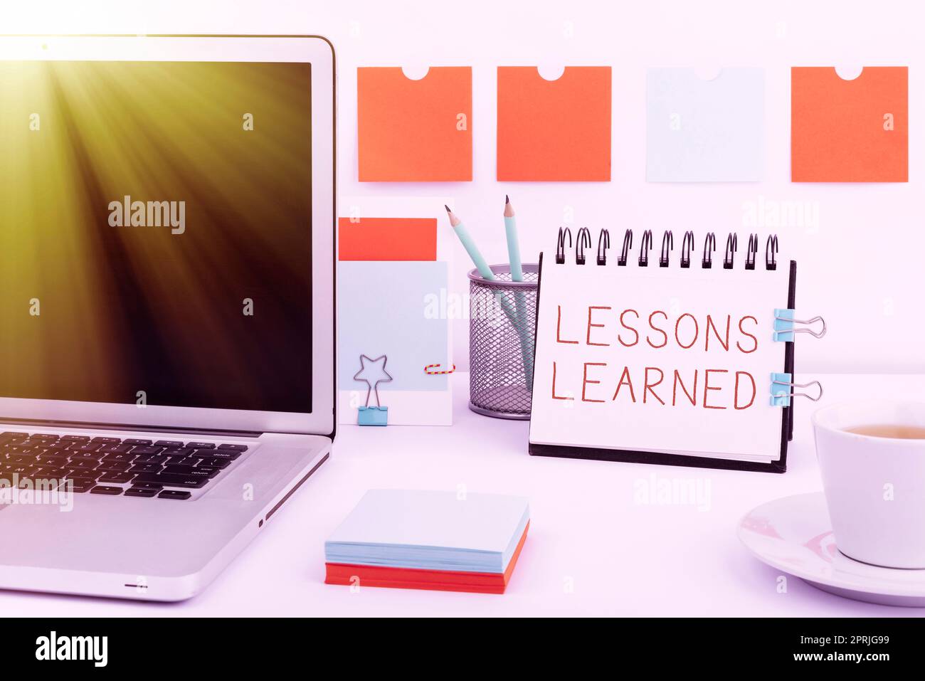 Texte d'écriture leçons LearnedPromote partager et utiliser les connaissances issues de l'expérience. Concept Internet promouvoir le partage et l'utilisation des connaissances issues de l'expérience Banque D'Images